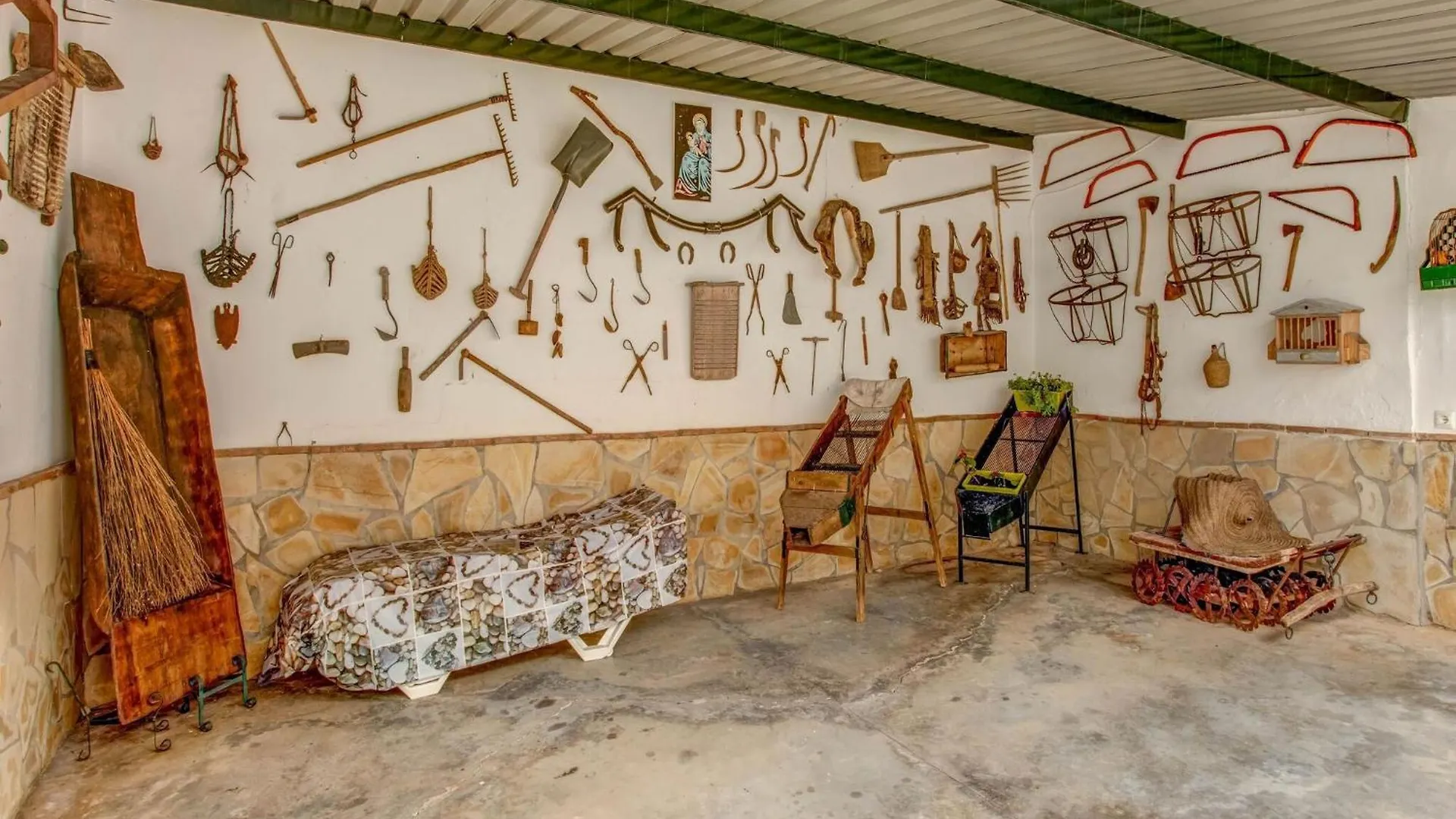 Cosy Holiday Home In Villanueva De Tapia With Garden