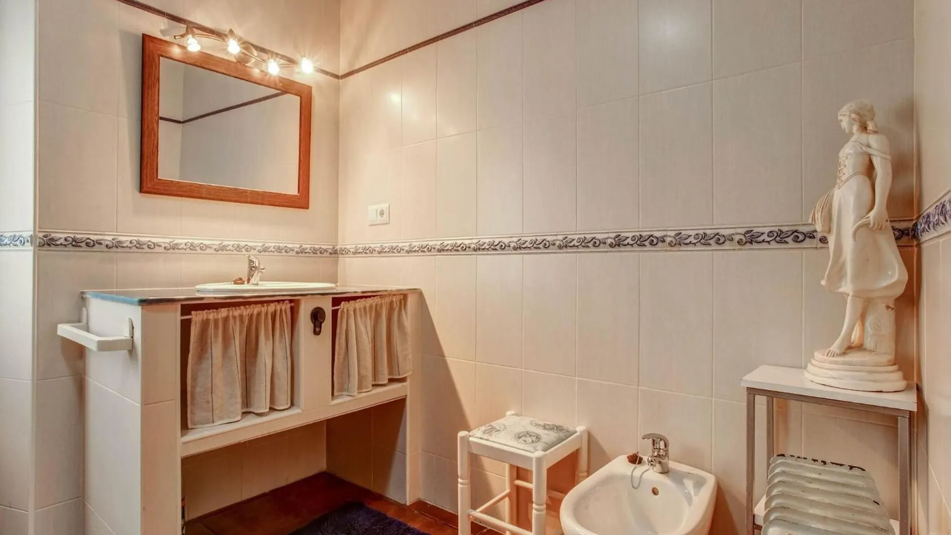 Cosy Holiday Home In Villanueva De Tapia With Garden